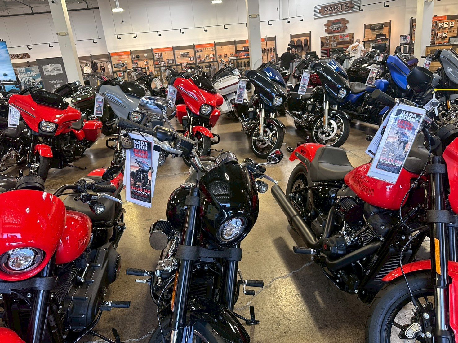 Huntington Beach Harley-Davidson 店内 レッドのストリートグライド