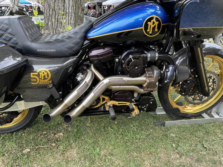 Born Free Motorcycle Show 2026 ブルーのカスタムバガー