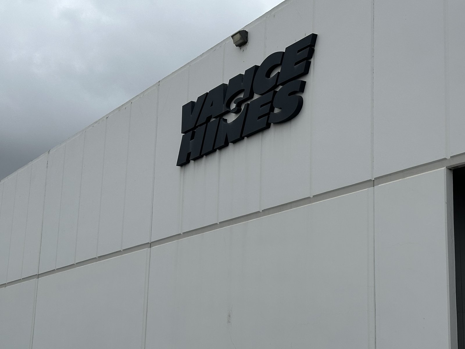 Vance & Hines 本社外観