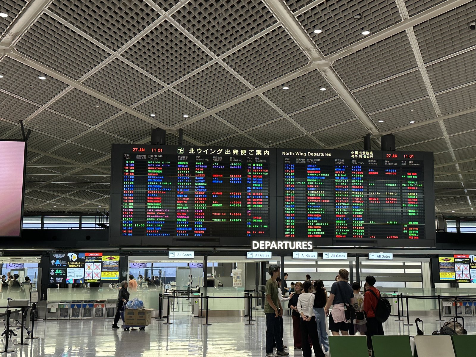 成田空港 出発便案内ボード アメリカ視察へ出発