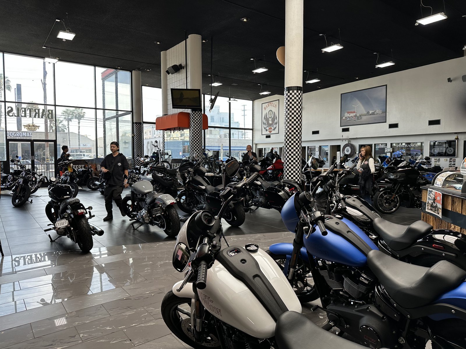 Bartels' Harley-Davidson 店内に並ぶハーレー