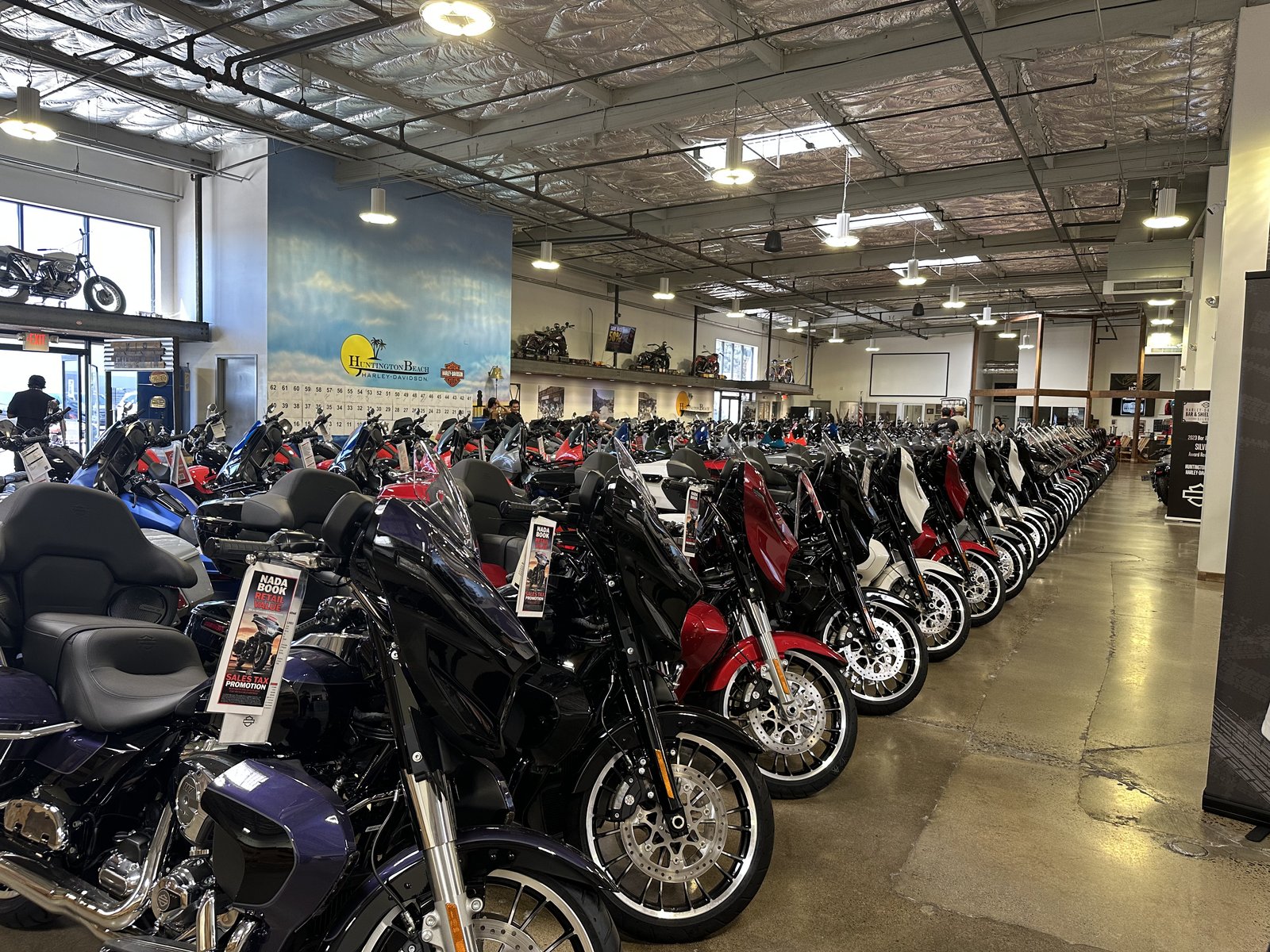 Huntington Beach Harley-Davidson 店内に並ぶ車両