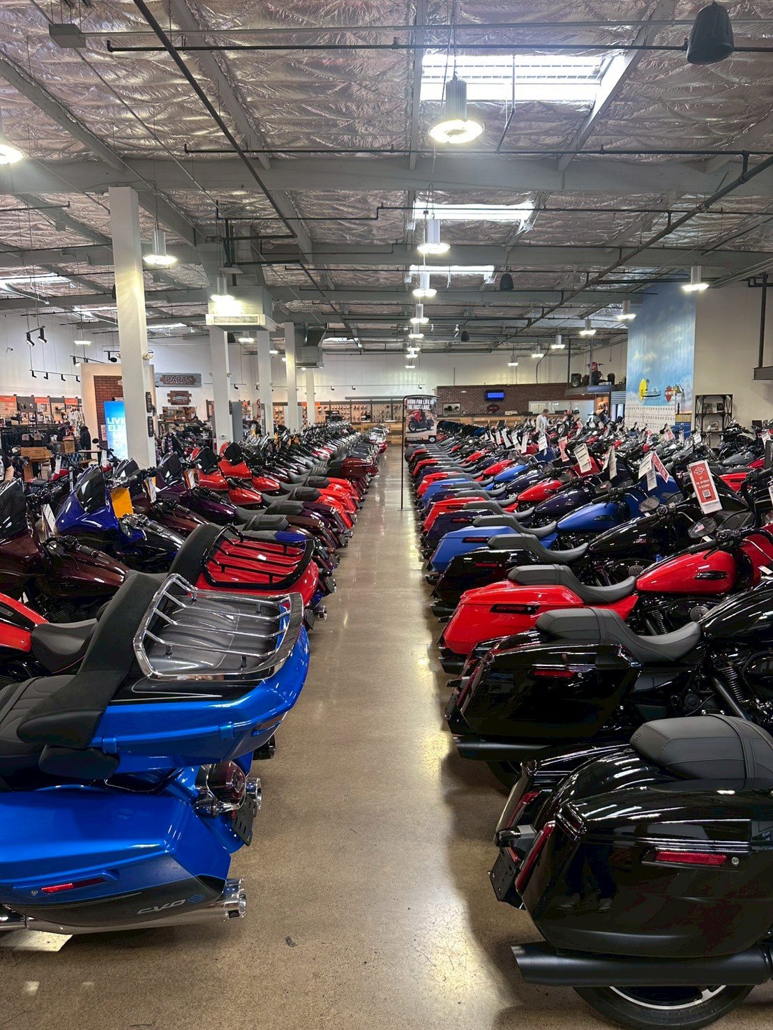Huntington Beach Harley-Davidson 店内のレッド系モデル