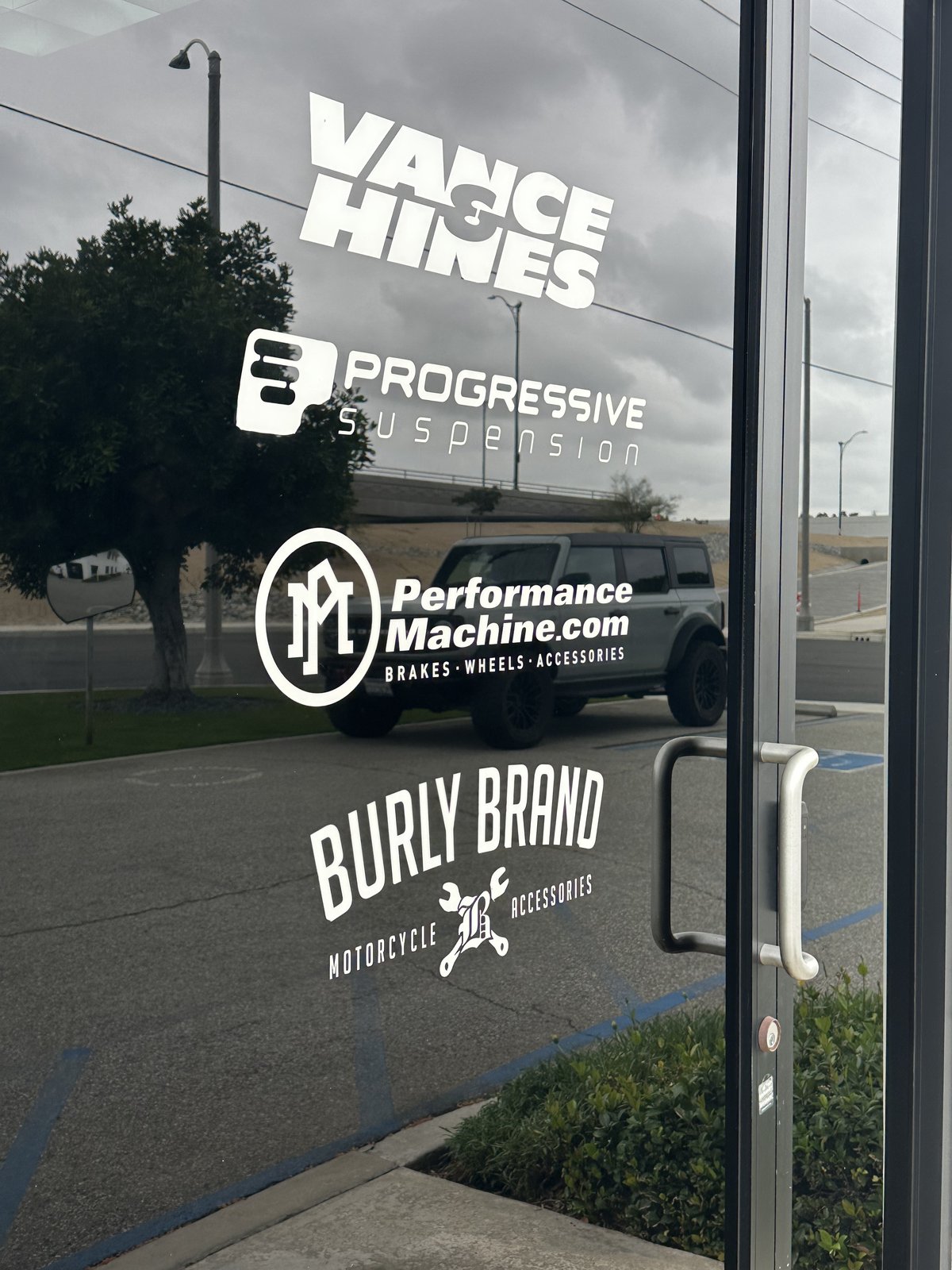 Vance & Hines エントランス（Progressive・Performance Machine・Burly Brand）