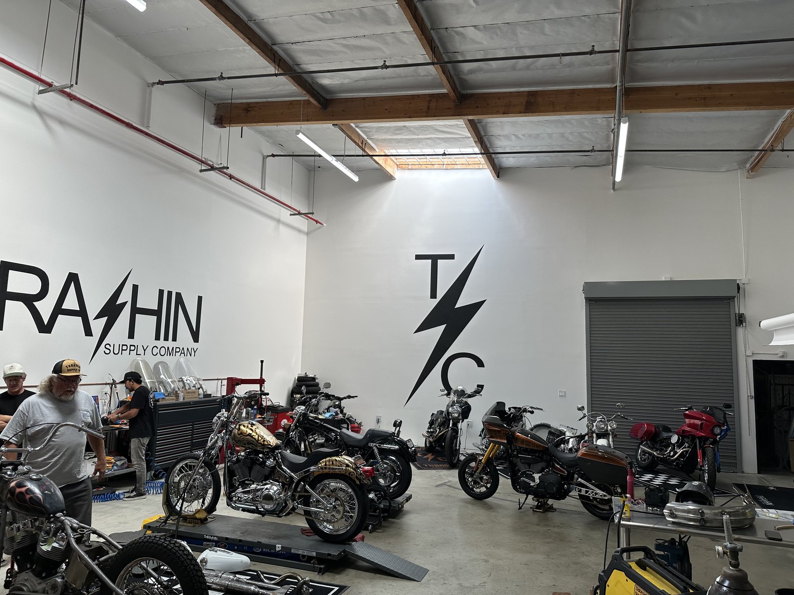 Thrashin Supply 店内に並ぶカスタム車両