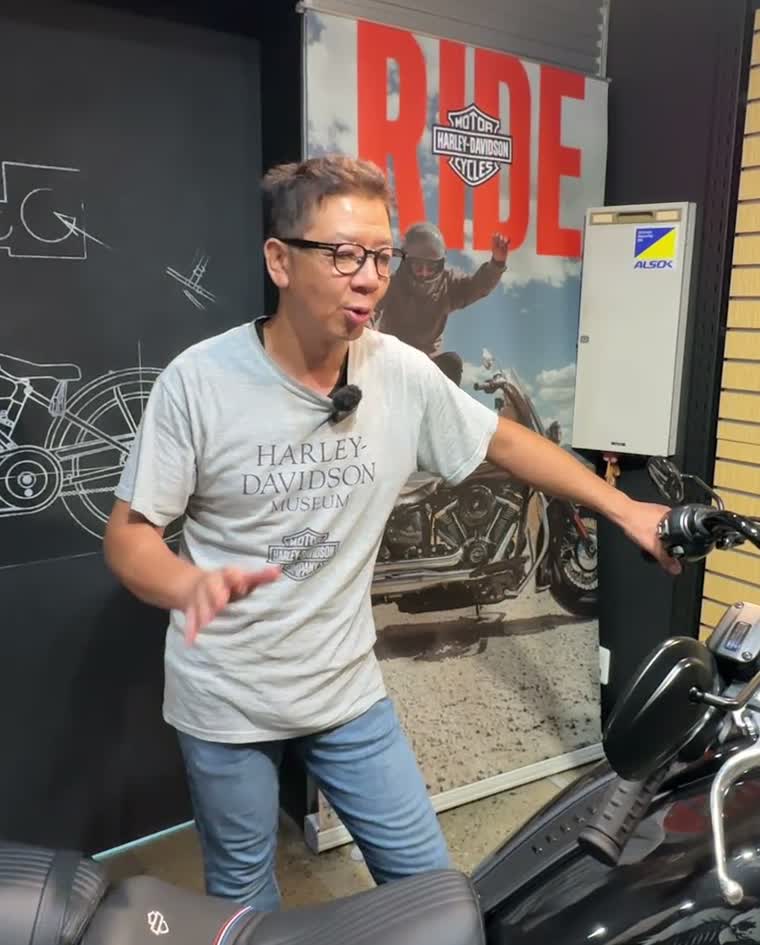 ハーレーダビッドソン ミュージアム Tシャツを着た伊藤マコト