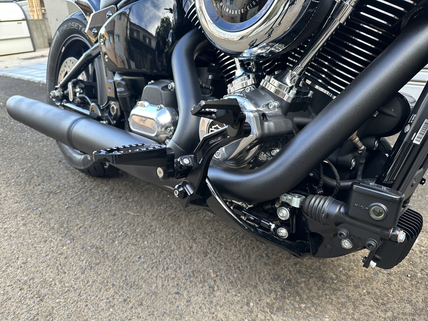 黒のパウダーコートで仕上げたマフラーとエンジン周り FXBB ストリートボブ - ハーレーダビッドソン東久留米