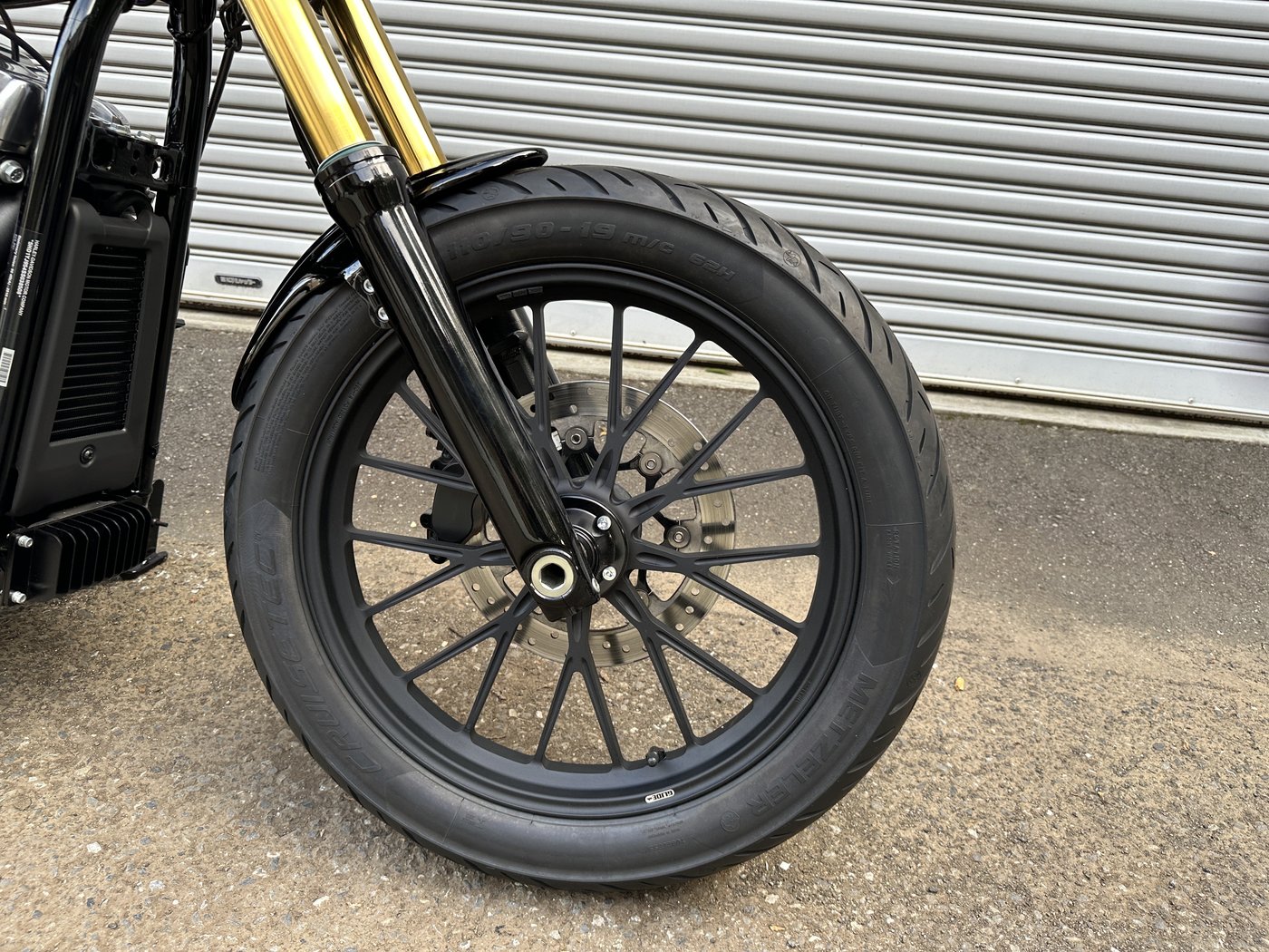 グライドの超軽量ホイール19インチとメッツラー クルーズテック フロント周り - ハーレーダビッドソン東久留米