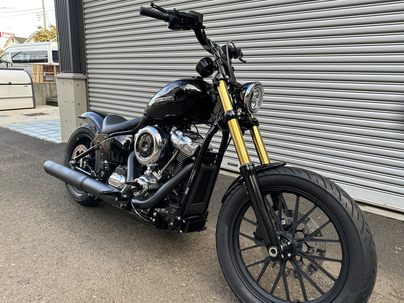 アレンネスのゴールドインナーチューブを組んだ FXBB ストリートボブ 右前から - ハーレーダビッドソン東久留米
