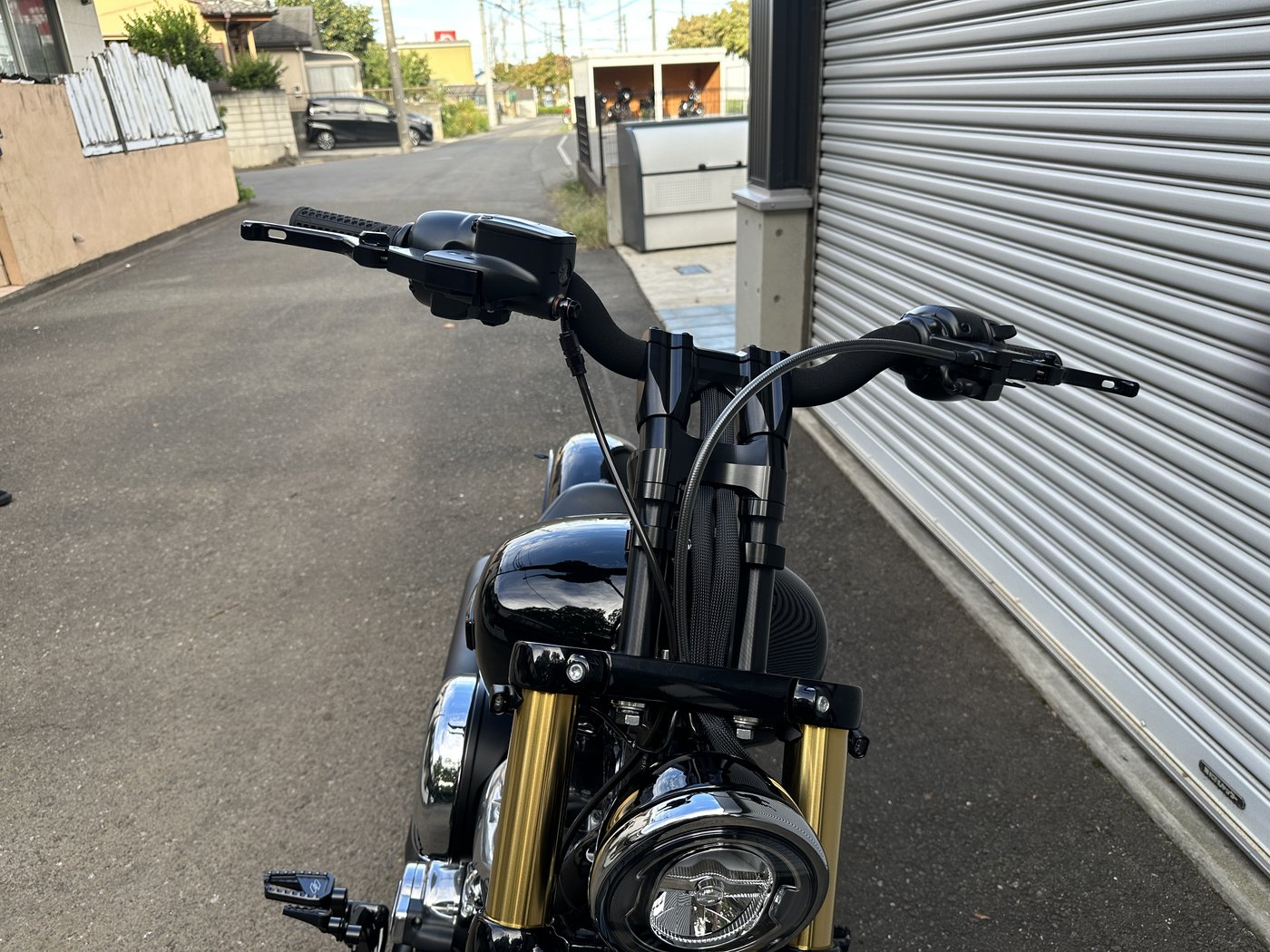幅を絞ったハンドルとゴールドフォークを正面から見た FXBB ストリートボブ - ハーレーダビッドソン東久留米