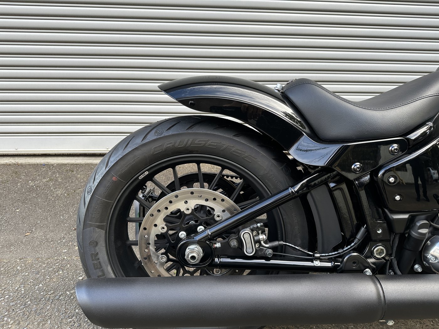 トライジャのシングルシートと鉄製ショートフェンダー ケラーマンのテール一体型ウインカー - ハーレーダビッドソン東久留米